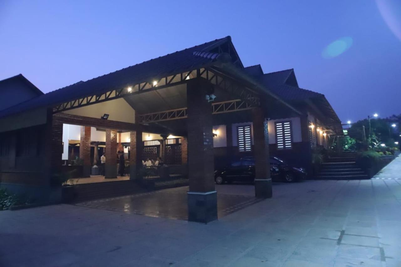 Green Planet Hotel Mattanur Exterior photo